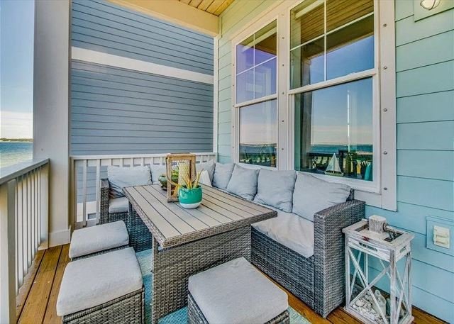 Upper balcony lounge