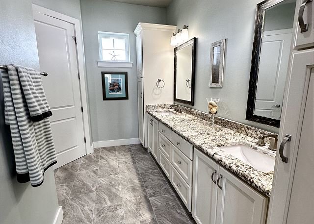 Double vanity bathroom