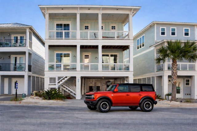 Ford Bronco parked in front of Driftwood Cottage